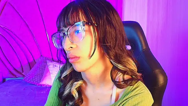 Emilia Bons online show from April 17, 12:40 pm