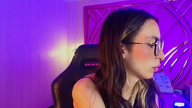 Emilia Bons online show from December 18, 2:11 pm