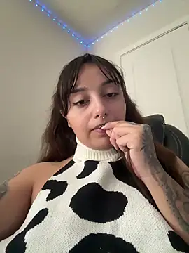 Snapshot of CharmingMaddie chatting on November 1, 5:17 pm CharmingMaddie online show from November 1, 5:17 pm