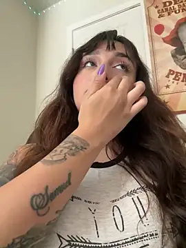 Snapshot of CharmingMaddie chatting on October 14, 5:04 pm CharmingMaddie online show from October 14, 5:04 pm