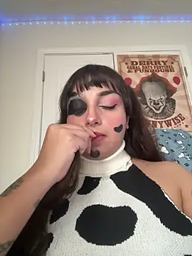 Snapshot of CharmingMaddie chatting on October 1, 7:30 pm CharmingMaddie online show from October 1, 7:30 pm