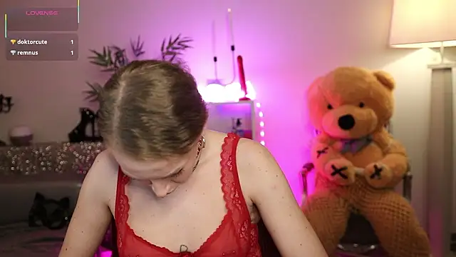 NovaHollisx online show from March 18, 5:45 am