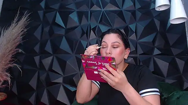 helenasaenz online show from December 18, 12:43 pm