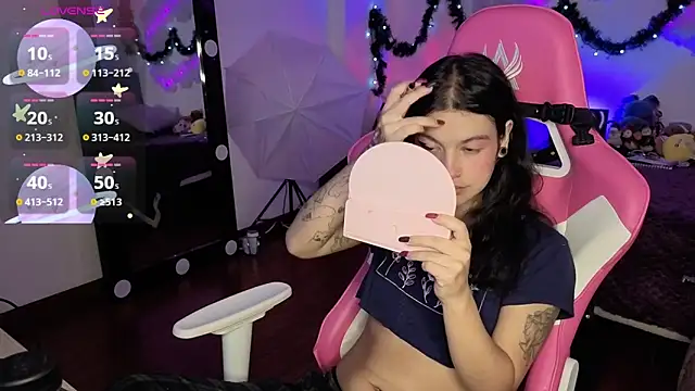 larah uwu online show from December 20, 8:46 pm