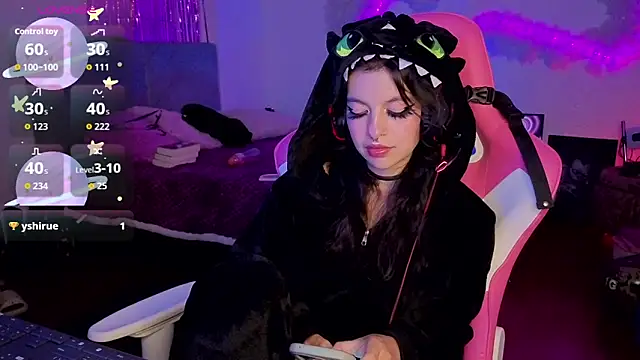 larah uwu online show from April 6, 9:38 pm