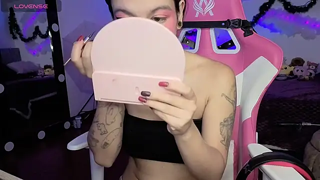 larah uwu online show from December 19, 8:01 pm