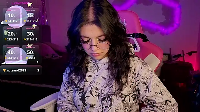 larah uwu online show from March 5, 8:04 pm