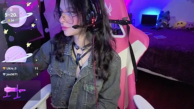 larah uwu online show from November 13, 7:24 pm