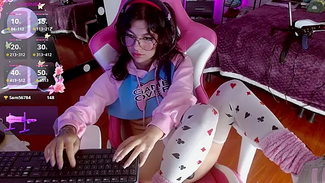 larah uwu online show from September 27, 8:49 pm