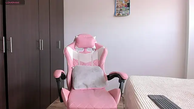 kendal hot01 online show from February 21, 7:14 pm