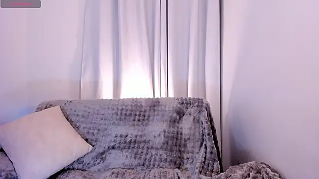 sarah saenz  online show from April 18, 5:32 am