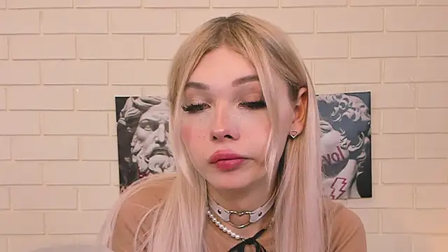 Snapshot of Blondy_Fina chatting on October 26, 6:09 am Blondy Fina online show from October 26, 6:09 am