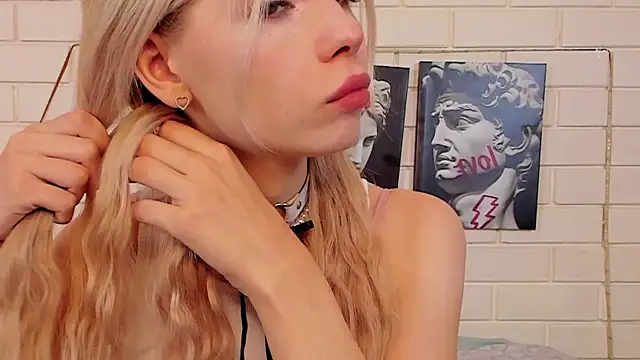 Snapshot of Blondy_Fina chatting on October 4, 5:13 am Blondy Fina online show from October 4, 5:13 am