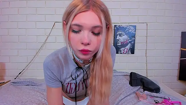 Snapshot of Blondy_Fina chatting on October 5, 5:23 am Blondy Fina online show from October 5, 5:23 am