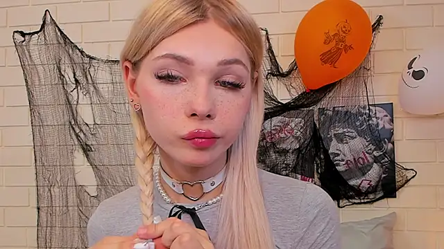 Snapshot of Blondy_Fina chatting on October 30, 6:38 am Blondy Fina online show from October 30, 6:38 am