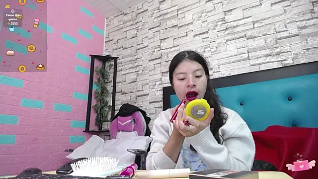 Snapshot of maily_can chatting on October 31, 12:53 pm maily can online show from October 31, 12:53 pm