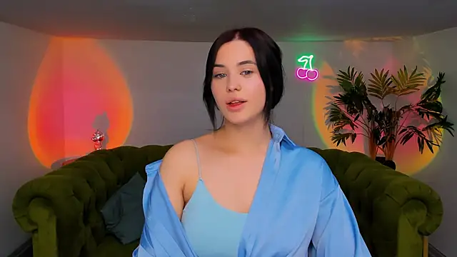 Snapshot of lil_angel_ chatting on October 9, 1:15 pm lil angel  online show from October 9, 1:15 pm