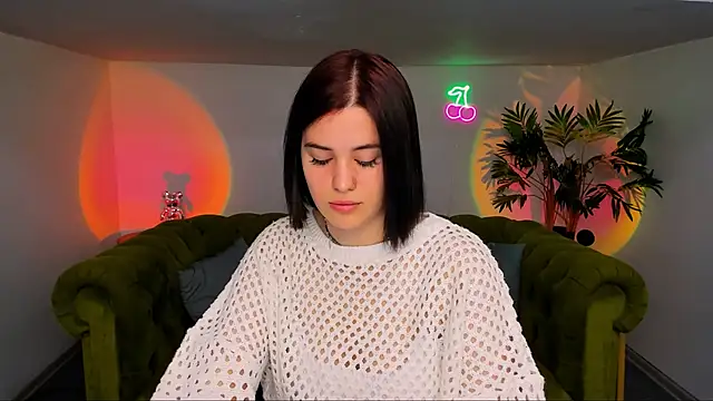 Snapshot of lil_angel_ chatting on October 26, 8:43 am lil angel  online show from October 26, 8:43 am