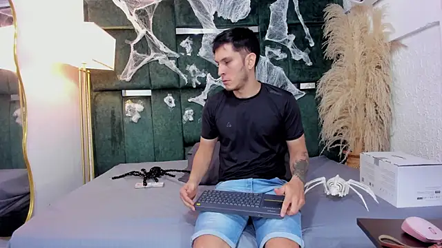 Snapshot of Charlotte_Brian chatting on October 15, 12:02 am Charlotte Brian online show from October 15, 12:02 am