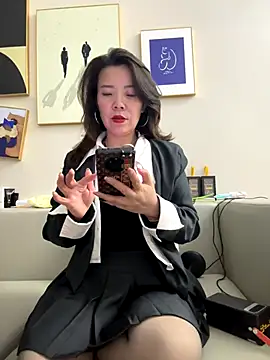 Snapshot of anna_yngs chatting on October 8, 9:46 am anna yngs online show from October 8, 9:46 am