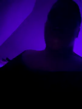 Snapshot of 1n0nlythroat chatting on October 23, 4:07 am 1n0nlythroat online show from October 23, 4:07 am