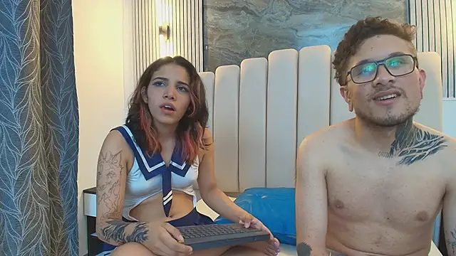 Snapshot of RavenandCody chatting on October 3, 4:39 am RavenandCody online show from October 3, 4:39 am