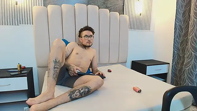 Snapshot of RavenandCody chatting on October 9, 4:27 am RavenandCody online show from October 9, 4:27 am