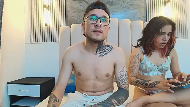 Snapshot of RavenandCody chatting on September 27, 4:30 am RavenandCody online show from September 27, 4:30 am