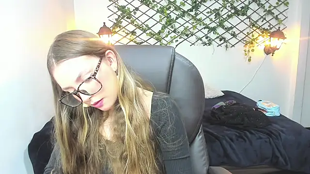 velvet  moon online show from March 27, 12:45 am