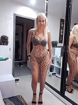 Snapshot of KissMiSveet chatting on October 10, 4:01 pm KissMiSveet online show from October 10, 4:01 pm