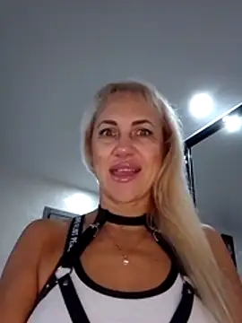 Snapshot of KissMiSveet chatting on October 28, 6:30 am KissMiSveet online show from October 28, 6:30 am