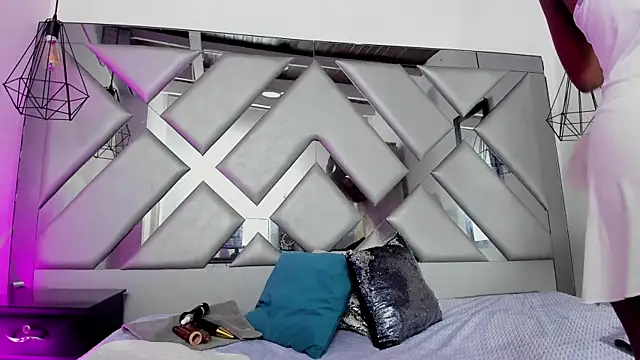 Lorenn Hill online show from November 11, 1:08 pm