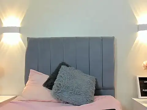 Snapshot of Emiily_cooper_x chatting on September 16, 6:38 pm Emiily cooper x online show from September 16, 6:38 pm