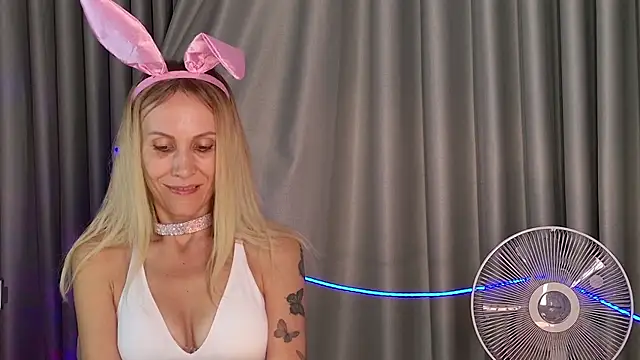 Snapshot of goddess_kate__ chatting on October 31, 8:18 am goddess kate online show from October 31, 8:18 am