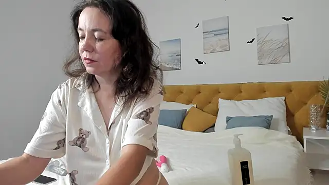 Snapshot of Kira_Adler chatting on October 28, 1:55 am Kira Adler online show from October 28, 1:55 am