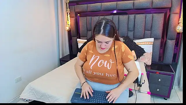 Snapshot of AdelineFiore chatting on October 16, 11:46 am AdelineFiore online show from October 16, 11:46 am