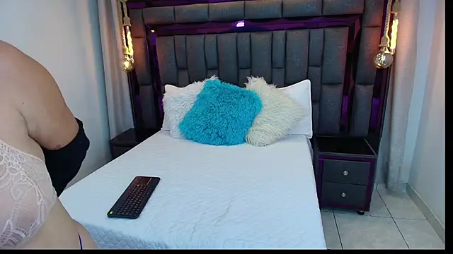 Snapshot of AdelineFiore chatting on October 21, 11:25 am AdelineFiore online show from October 21, 11:25 am