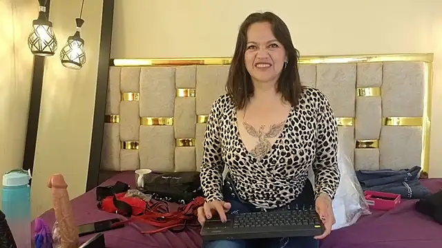 Snapshot of _Alicehills33 chatting on October 18, 12:19 pm  Alicehills33 online show from October 18, 12:19 pm