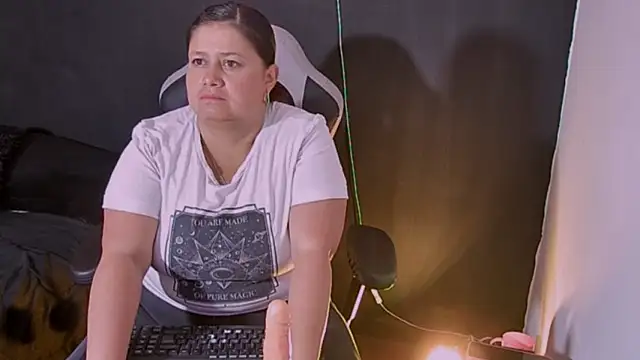 Lizz Milf online show from September 18, 3:54 pm