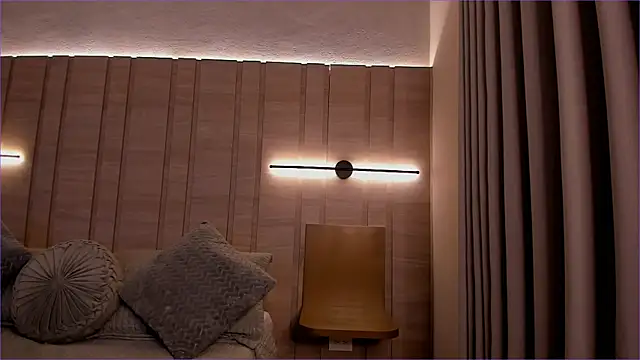 Isabellaroberts1 online show from October 8, 9:30 pm