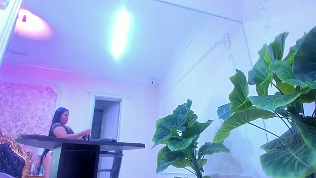 MiaMoxxy online show from October 16, 12:30 pm