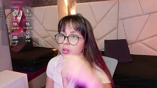 Snapshot of sophiaa_7 chatting on October 7, 2:32 pm sophiaa 7 online show from October 7, 2:32 pm