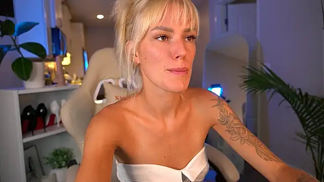 Snapshot of Ohbabykelly chatting on September 18, 11:36 pm Ohbabykelly online show from September 18, 11:36 pm