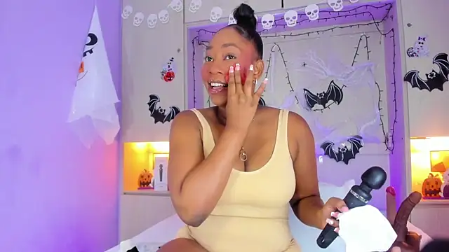 Snapshot of CassiieLondon chatting on November 2, 1:20 am CassiieLondon online show from November 2, 1:20 am