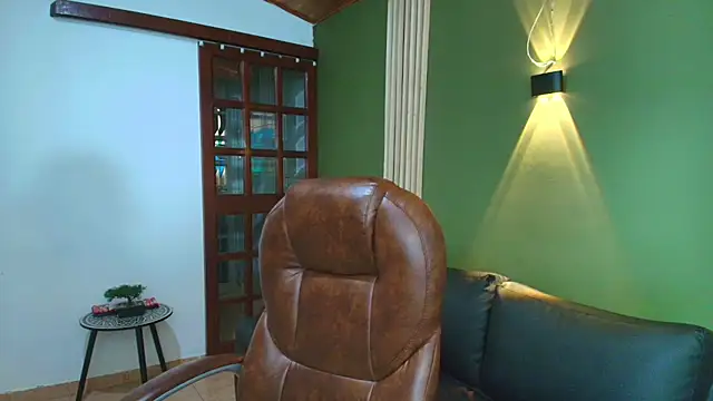 Snapshot of DanielaMonroe chatting on October 3, 9:31 pm DanielaMonroe online show from October 3, 9:31 pm