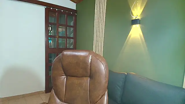 Snapshot of DanielaMonroe chatting on October 23, 8:37 pm DanielaMonroe online show from October 23, 8:37 pm