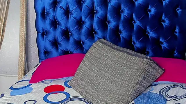 Snapshot of TANISHA_HILL chatting on October 19, 8:33 pm TANISHA HILL online show from October 19, 8:33 pm