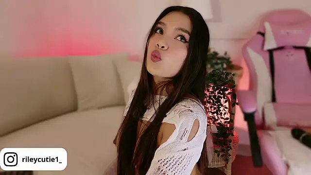 Cutie Riley online show from June 30, 2:27 pm