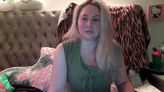 Snapshot of BigBoobsBlair chatting on October 4, 5:24 am BigBoobsBlair online show from October 4, 5:24 am