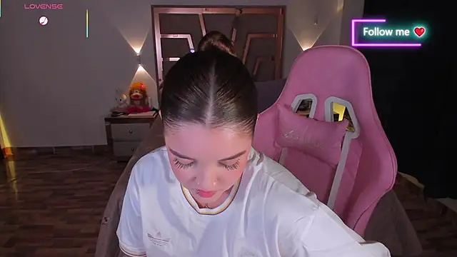 lunaarose online show from March 27, 8:48 am